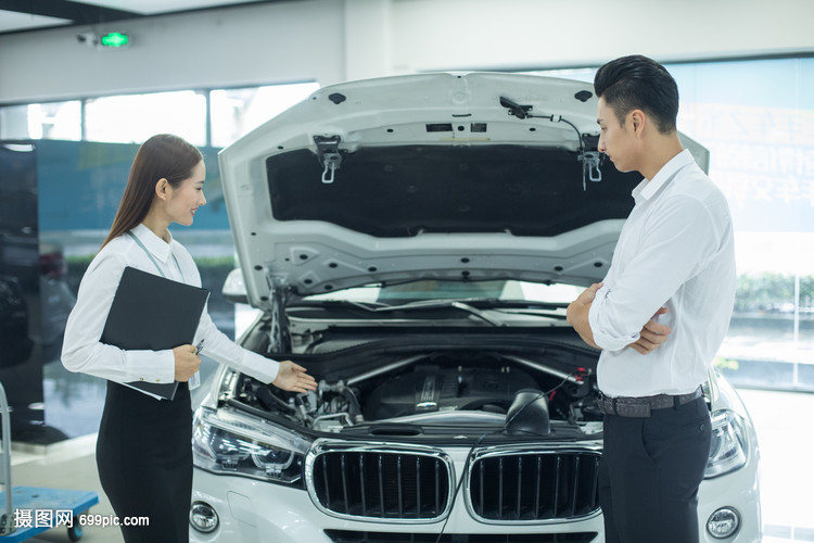 女性销售向客户介绍汽车